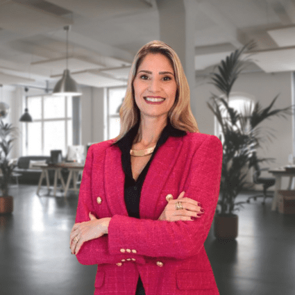 Raquel Marques, psicóloga clínica com mais de 25 anos de experiência dedicada ao fortalecimento dos laços familiares, ao desenvolvimento emocional de crianças e adolescentes, e ao apoio consciente a pais, casais, educadores e profissionais da psicologia